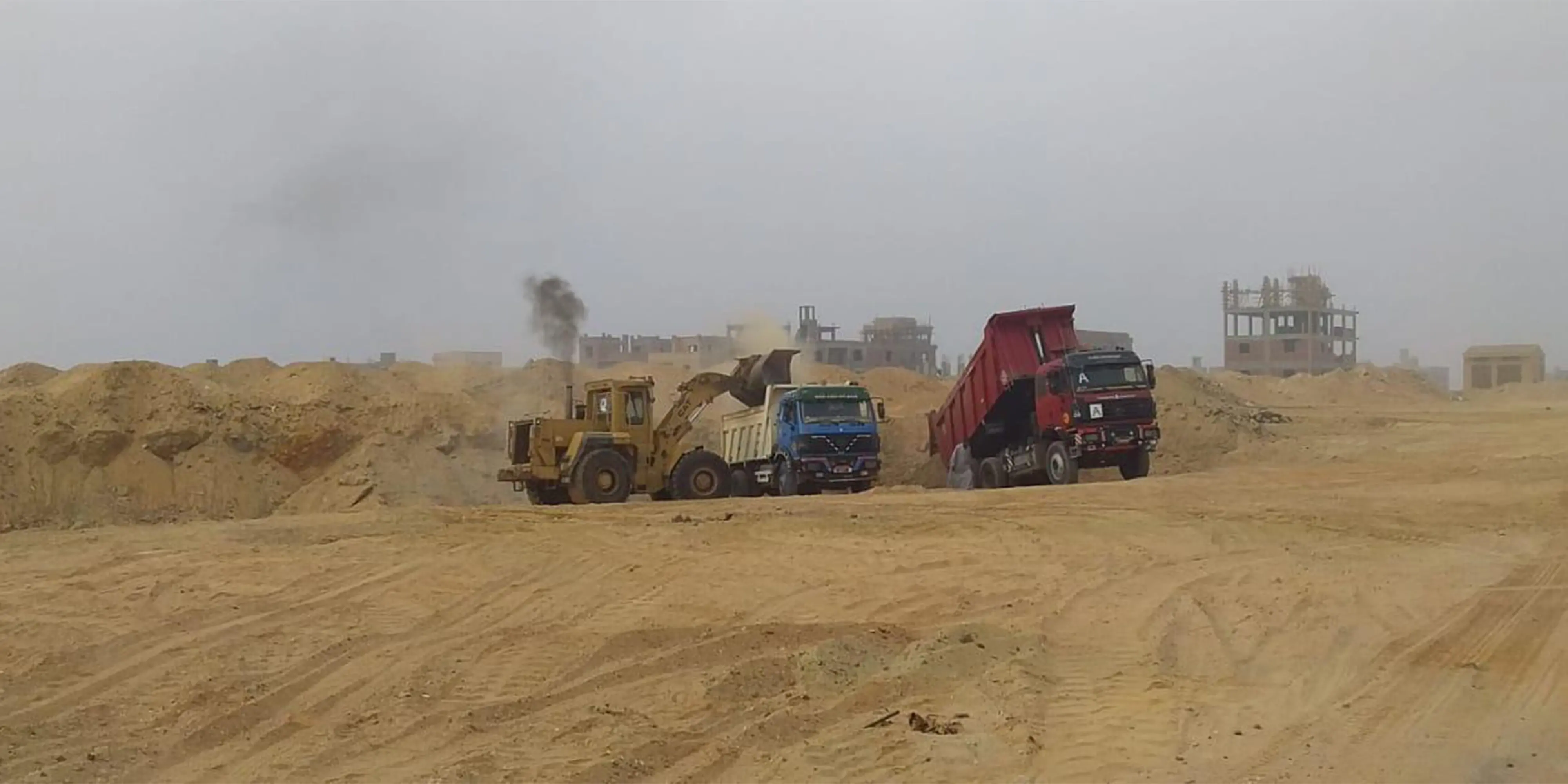 عمال نقل المخلفات بناء بمدينة 6 أكتوبر