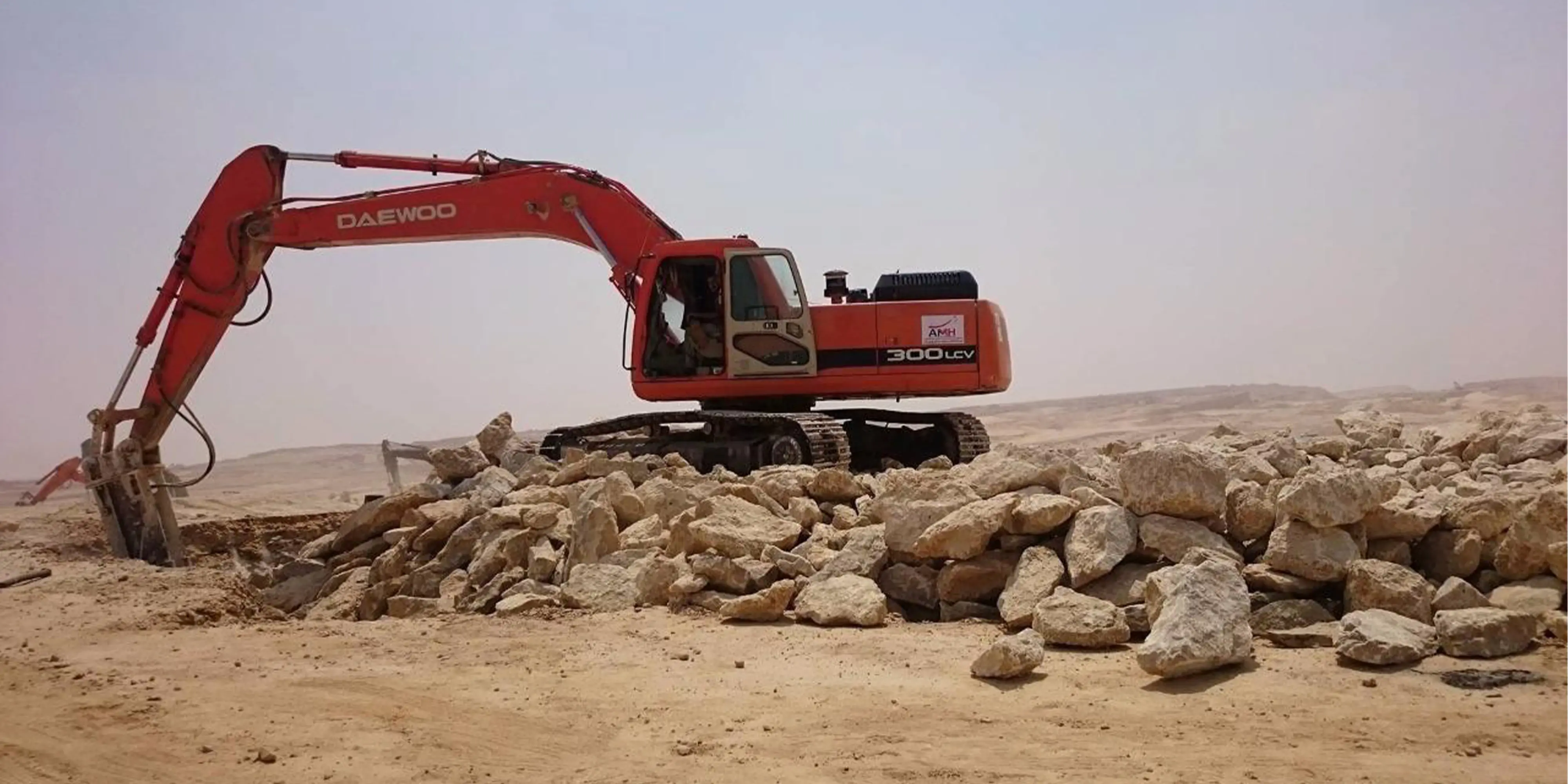 أعمال الحفر والتسوية للطرق – بيت الوطن