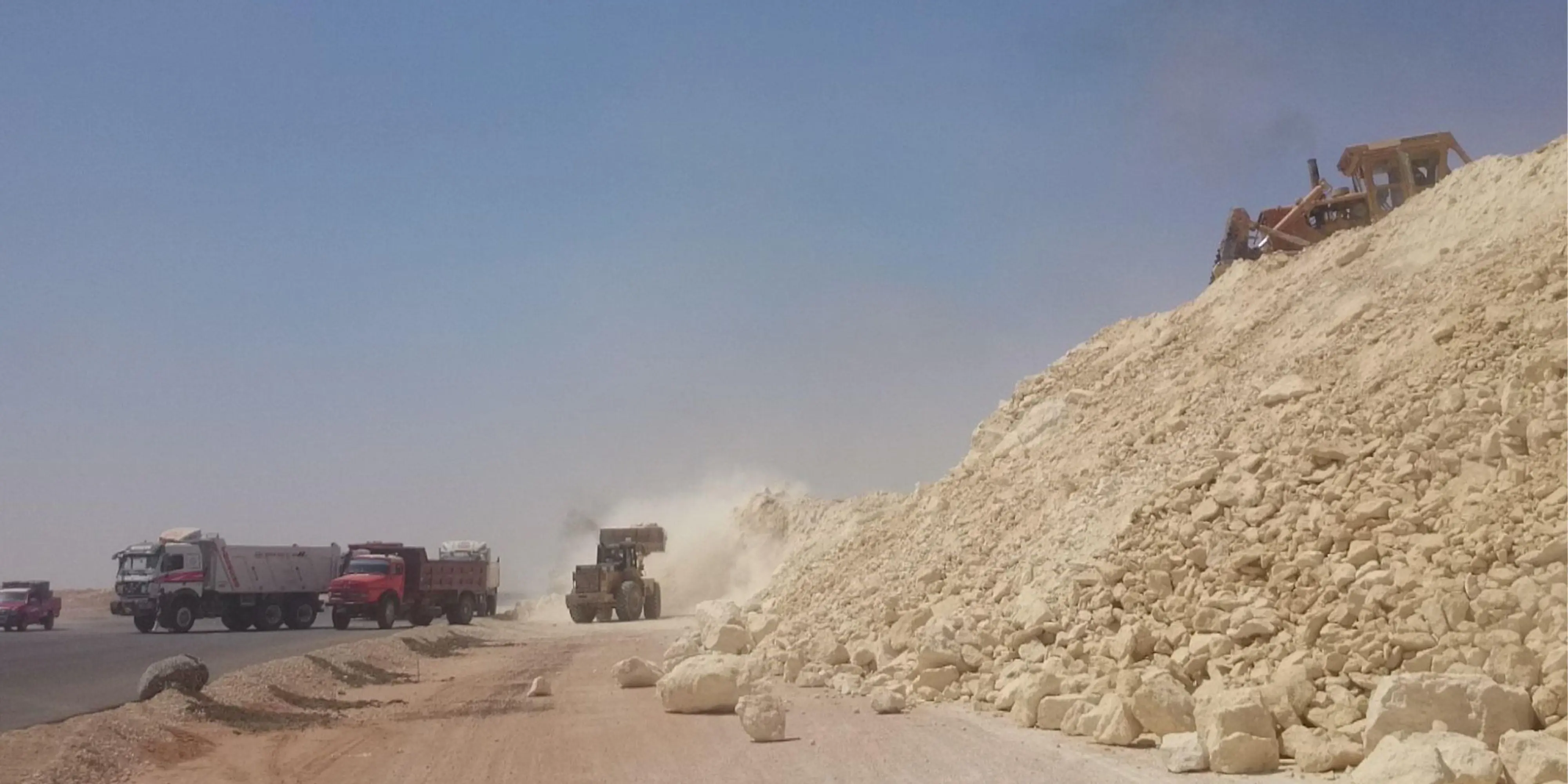 اعمال حفر ورمى ناتج الحفر بمشروع انشاء وحدات سكنية بمنتجع المنصورة 6 العاصمة الأدارية